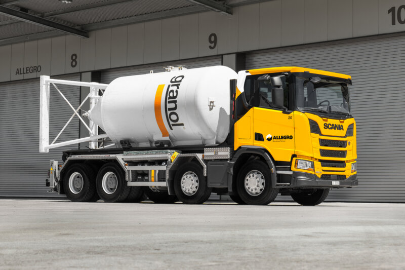 Allegro Karriere Chauffeur 4 Achs Hakengeraet 01